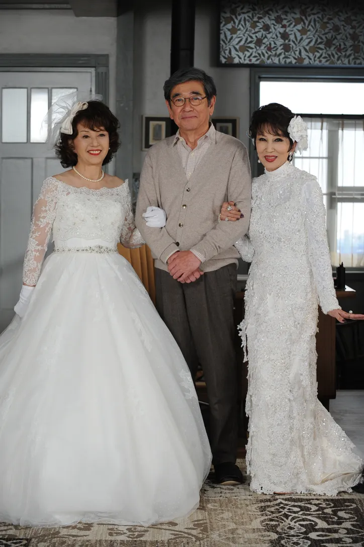 石坂浩二が両手に花嫁 浅丘ルリ子 加賀まりこがウエディング姿を披露 Webザテレビジョン