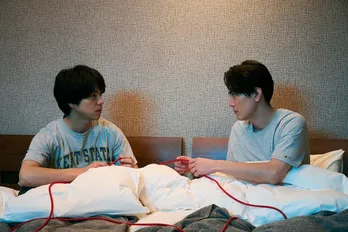 重岡大毅“久我”と間宮祥太朗“本多”がお互いの手をヒモで縛る、衝撃ベッドシーンの場面写真解禁＜ある閉ざされた雪の山荘で＞