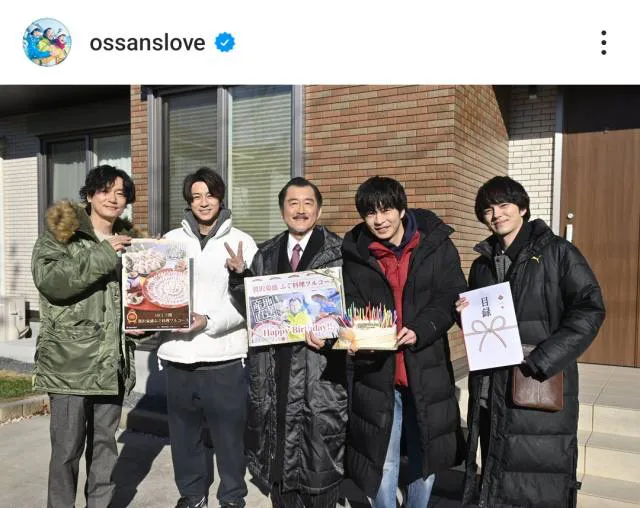 【写真】吉田鋼太郎の誕生日を田中圭＆林遣都らがお祝いする集合カット