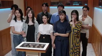 愛を求める“ラブキャッチャー”2名がまさかの脱落 残る8人中5人が“マネーキャッチャー”と判明「もう無理」<LOVE CATCHER Japan>