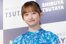 影山優佳“杏奈”、焼き芋を持って屈託のない笑顔のオフショットに反響＜ハコビヤ＞