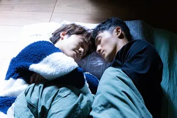 岩本照“辰之助”&藤原丈一郎“湊”、並んで寝転んでいる姿に「本物のラッコみたいでかわいい」の声<恋する警護24時>