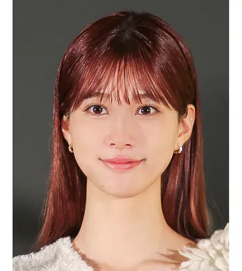 さらさらロングヘアーが際立つ…生見愛瑠、adidasとGUCCIのコラボニットを着こなしダブルピースに「似合うね」と反響