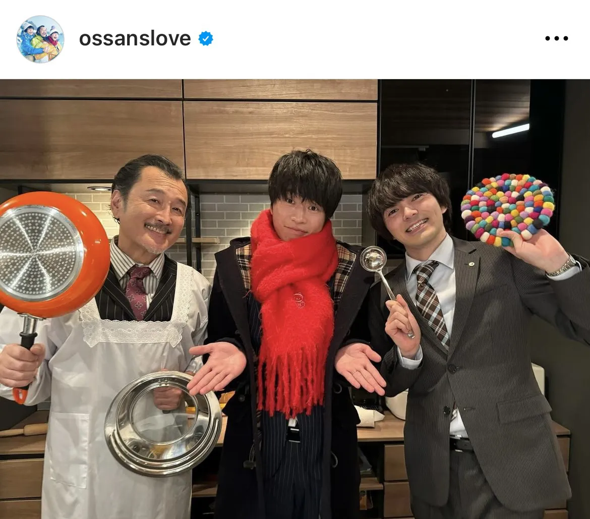 【写真】キッチンでのバトル後、笑顔をみせる吉田鋼太郎＆田中圭＆林遣都