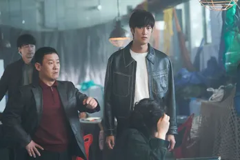 ナ・イヌが熱血刑事役を熱演、同じ手口による連続殺人事件の発生で物語が幕を開ける<ずっとあなたを待っていました>