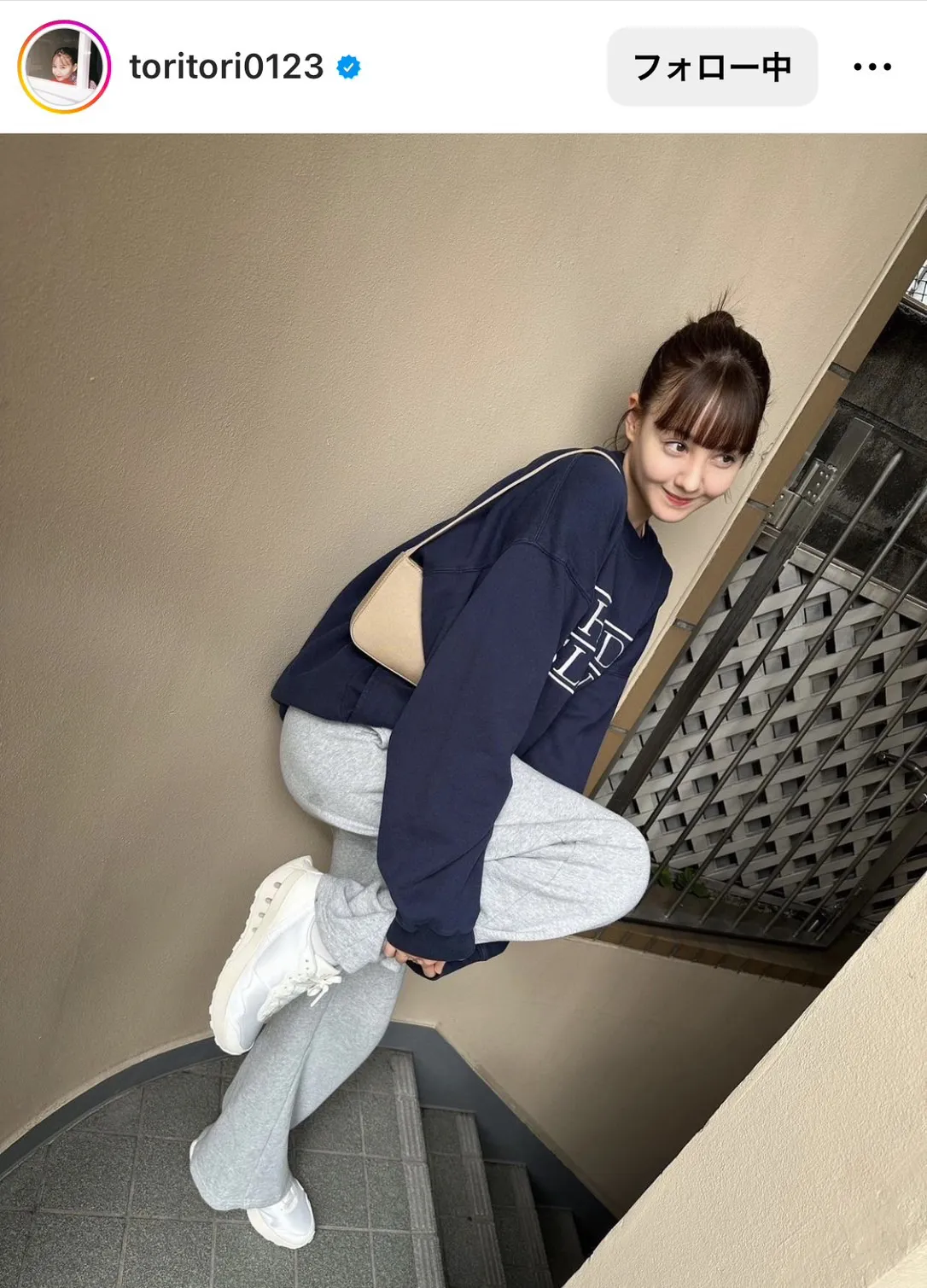 トリンドル玲奈、足上げポーズでラインがくっきり…レアなスウエット姿