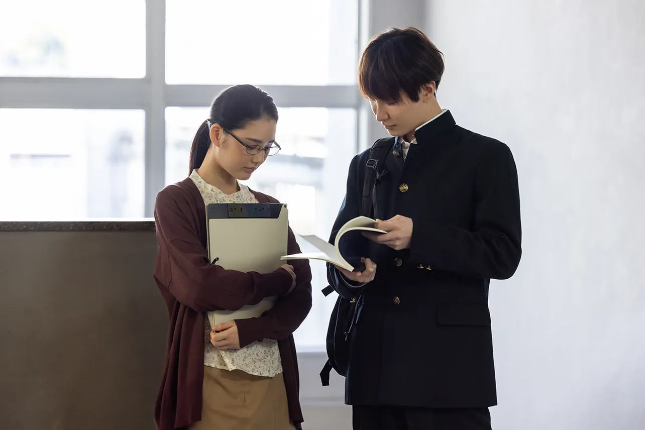 【写真】過去パートでは制服姿の渡辺翔太も