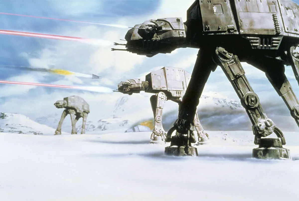 【写真】雪山で攻撃をするAT-ATウォーカー＜スター・ウォーズ エピソード5／帝国の逆襲＞