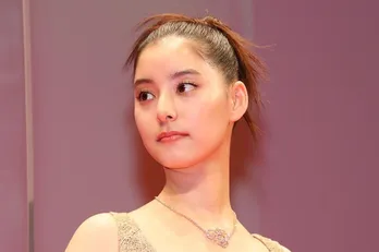 “魔性…”新木優子、フルートを吹く凛とした立ち姿に称賛「美人に似合う楽器」「華がある」＜さよならマエストロ＞
