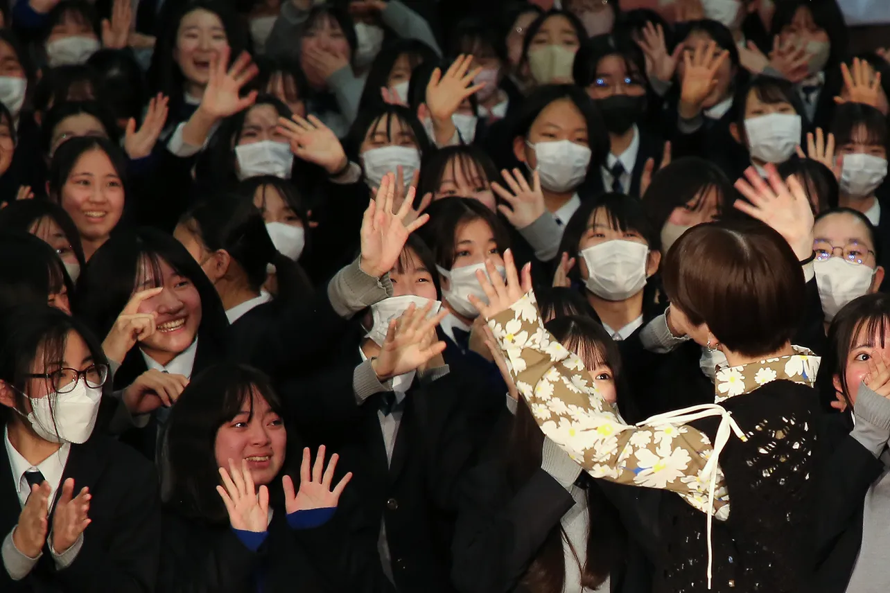 生徒たちに手を振る浜辺美波