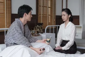 ＜明日のブギウギ＞趣里“スズ子”、再び喀血し病院に運ばれた水上恒司“愛助”のそばについて看病する