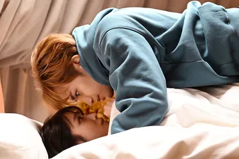 中島健人“松永”が高橋ひかる“美己”に覆いかぶさり…2人きりのお泊りで急接近<リビングの松永さん>