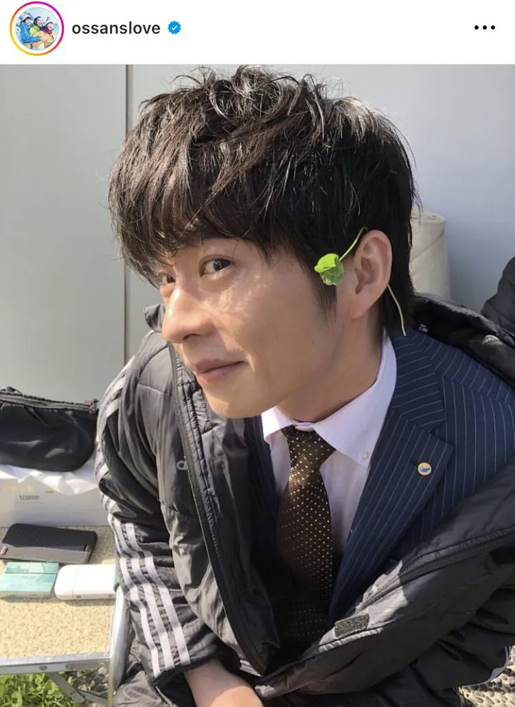  【写真】耳の上に葉っぱを挟むおちゃめな田中圭