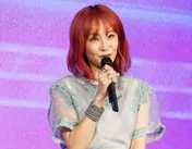 ショーパン&あみタイツの美脚が色っぽい…LiSA、無邪気なチュー顔に「キスマークください」など大反響