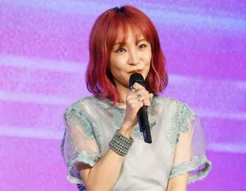 ショーパン＆あみタイツの美脚が色っぽい…LiSA、無邪気なチュー顔に「キスマークください」など大反響