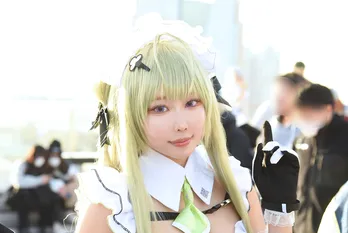 りなしぃ、星乃まみが胸元あらわな「NIKKE」コスプレ披露「自前でボリュームのある胸を再現」＜コミケ103＞