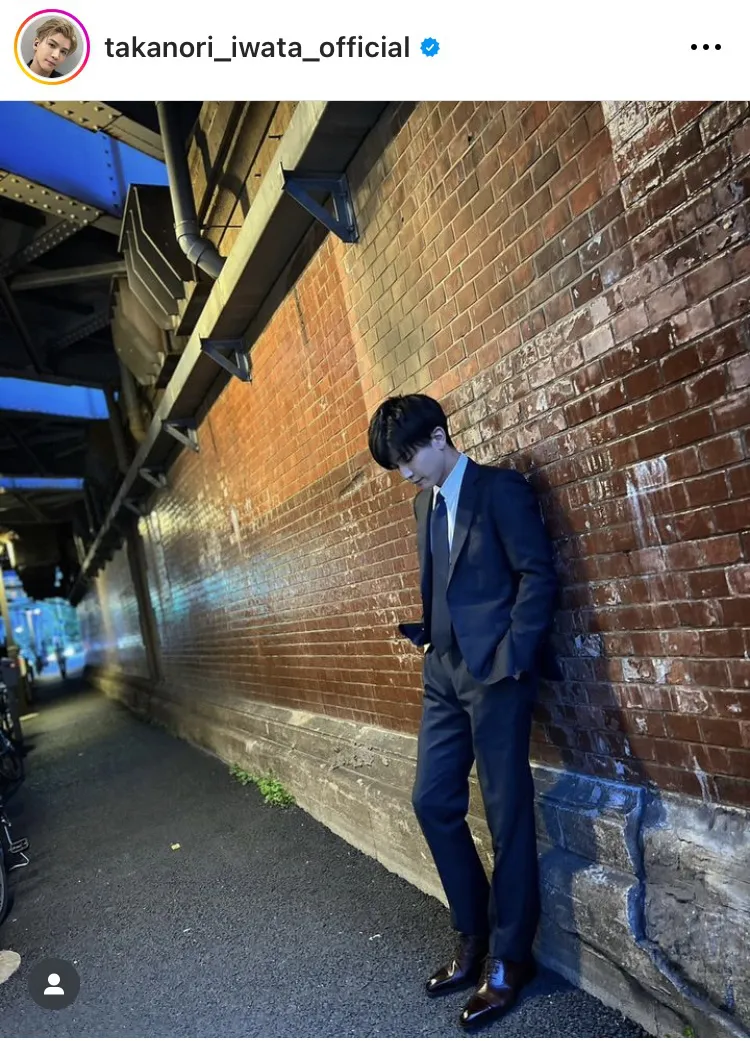 【写真】“こんなカッコいいリーマンおらんて”…岩田剛典、スーツ姿で新橋に降臨