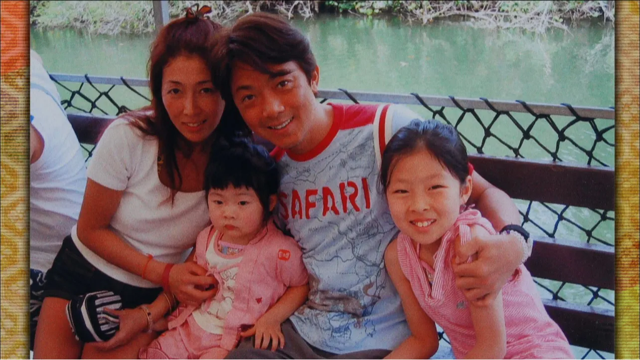 風見しんごの家族写真。左から妻・尚子さん、次女のふみねさん、風見しんご、えみるさん