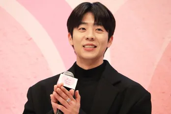 チェ・ジョンヒョプ“テオ”、カメラを見つけて無邪気にピース「笑顔に癒される～」「心臓持たない」と反響＜Eye Love You＞