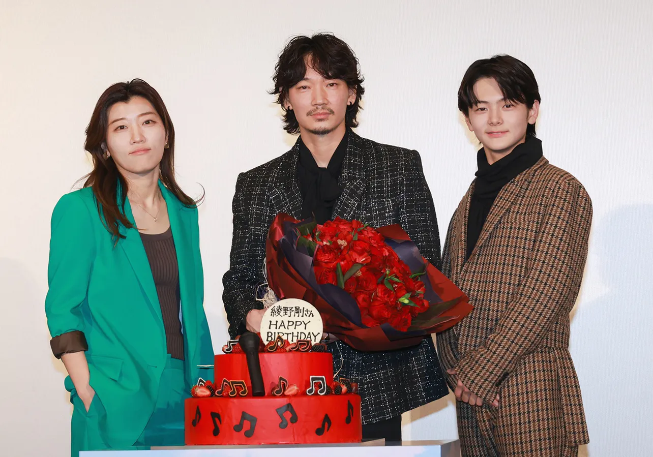舞台あいさつに登壇したヒコロヒー、綾野剛、齋藤潤(写真左から)