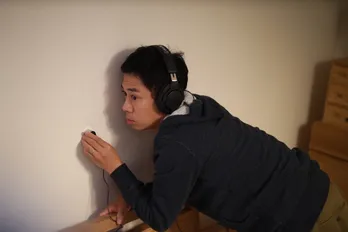 伊藤淳史“渉”、佐藤大樹“裕”と協力して篠田麻里子“綾香”の不倫の証拠を押さえようとする＜離婚しない男＞