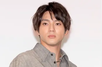 山田裕貴"太陽"、校舎の窓に肘をかけて黄昏ているオフショットに「イケメンすぎる」「カッコよすぎる!!」<君が心をくれたから>