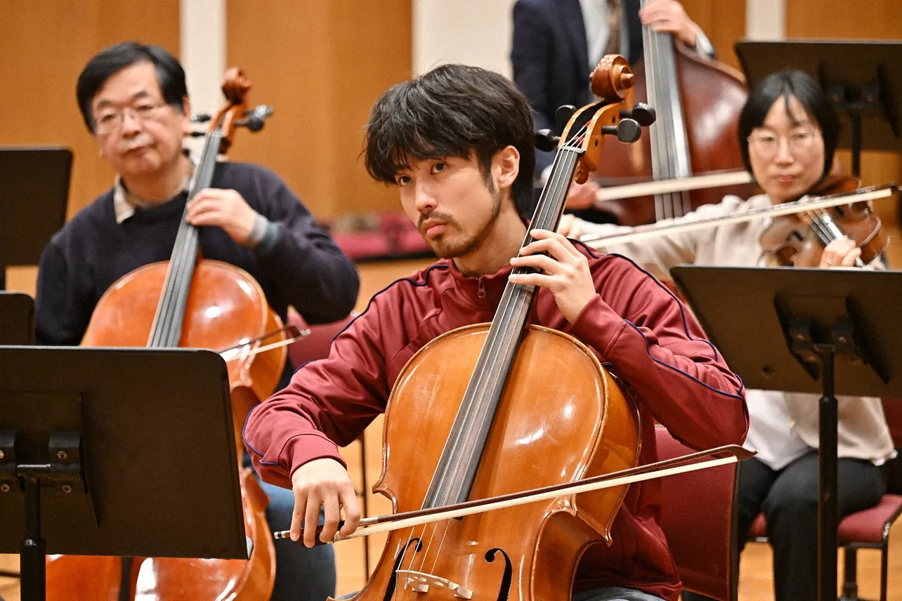 演奏技術の高いチェロ奏者、羽野蓮役の佐藤緋美