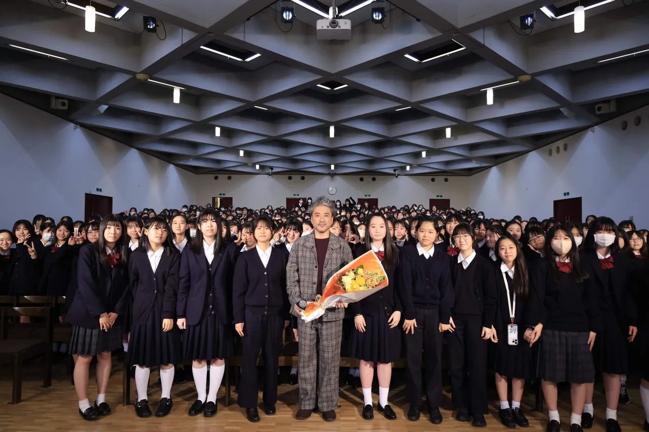 【写真】中学生、高校生ら生徒に囲まれて記念撮影するムロツヨシ