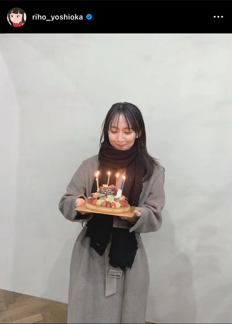 誕生日ケーキをもらってはにかむ吉岡里帆