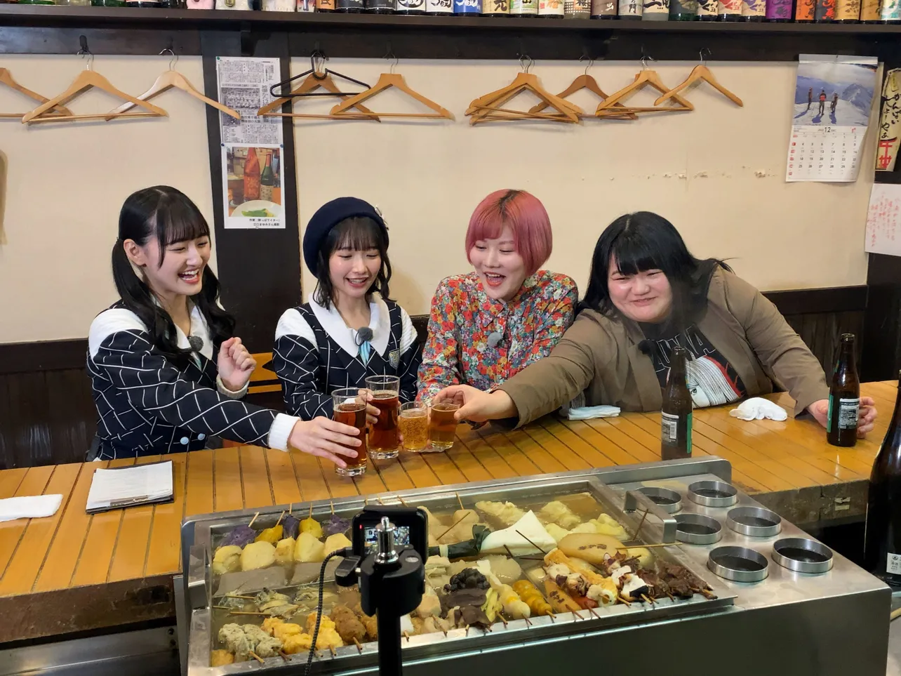 【写真】老舗の絶品おでんで乾杯するSTU48・信濃宙花＆高雄さやかとオダウエダ