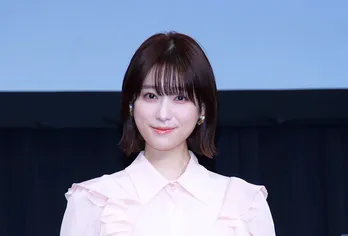 中島健人が撮影した高橋ひかるの癒されオフショット公開　「ケンティー先生さすが」「制服×マフラー最強」の声＜リビングの松永さん＞