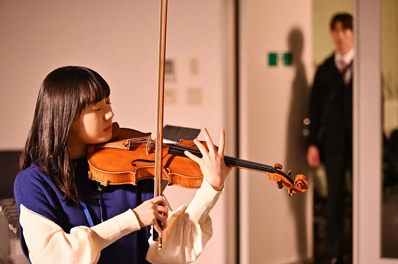 【写真】目を閉じて夢中でバイオリンを演奏する芦田愛菜“響”