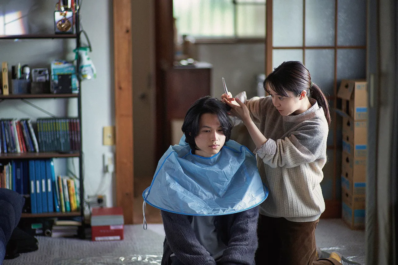 【写真】上白石萌音“藤沢さん”が、松村北斗“山添くん”の散髪を手伝う