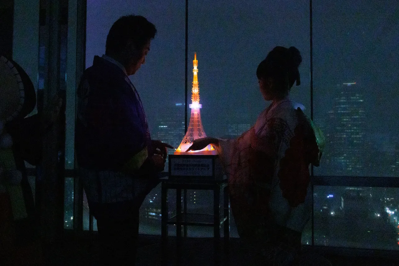  東京タワーが歌舞伎カラーにライトアップ
