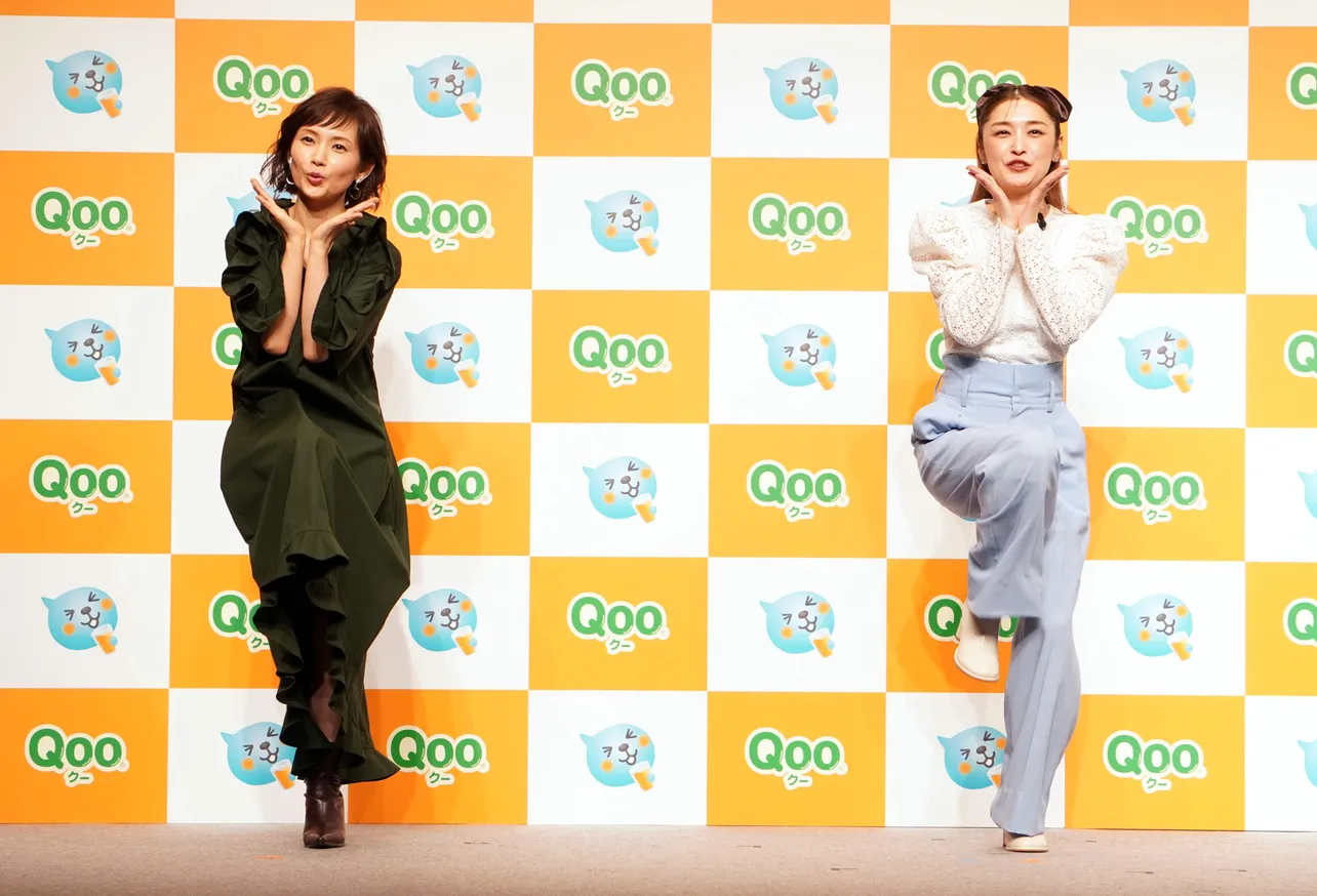 「Qooダンス」を踊る安倍なつみ、石川梨華(写真左から)