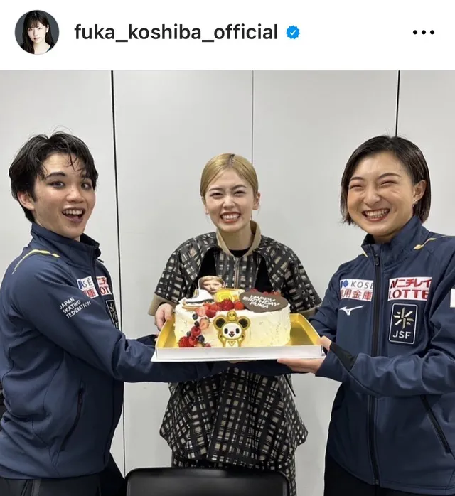 ケーキを持つ友野一希選手と坂本花織選手の中央で小芝風花が満面の笑み