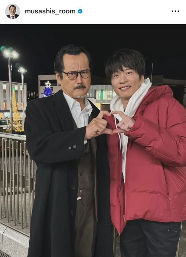  【写真】田中圭が吉田鋼太郎“黒澤”のそっくりさんと指ハート2ショット