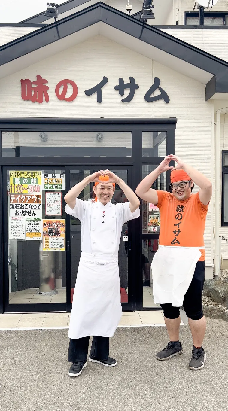  「ヒューマングルメンタリー オモウマい店」より、『味のイサム』(埼玉)の店主（左）と片桐D（右）。片桐Dは取材中にアルバイトとしてお店を手伝っており、店主さんご一家とは家族同然の仲