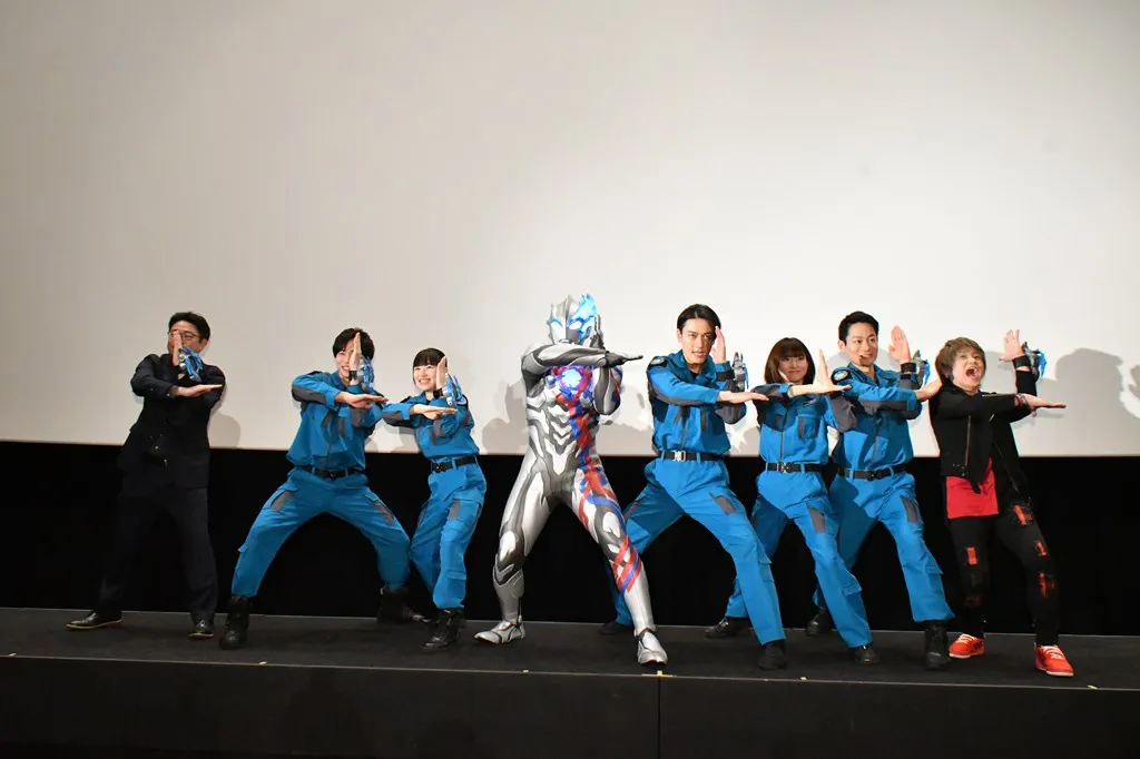 【写真】ウルトラマンブレーザー＆登壇者たちがみんなで“ブレーザー光線”ポーズ