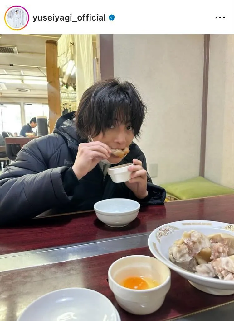  【写真】八木勇征、夢中でかぶりつく食事中ショットがかわいすぎる…
