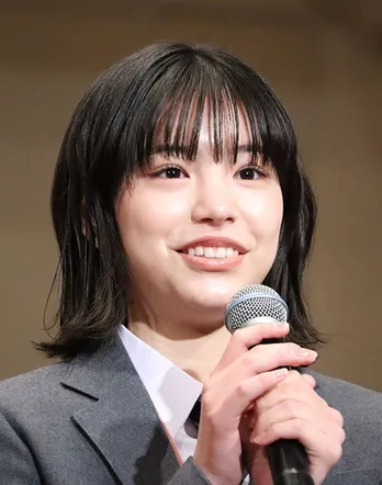 當真あみ、独特の掴み方でぬいぐるみを持ち上げて微笑むショットに「天真爛漫」と反響<さよならマエストロ>