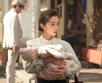 <明日のブギウギ>趣里“スズ子”、芸能記者のみのすけ“鮫島”から取材を受ける