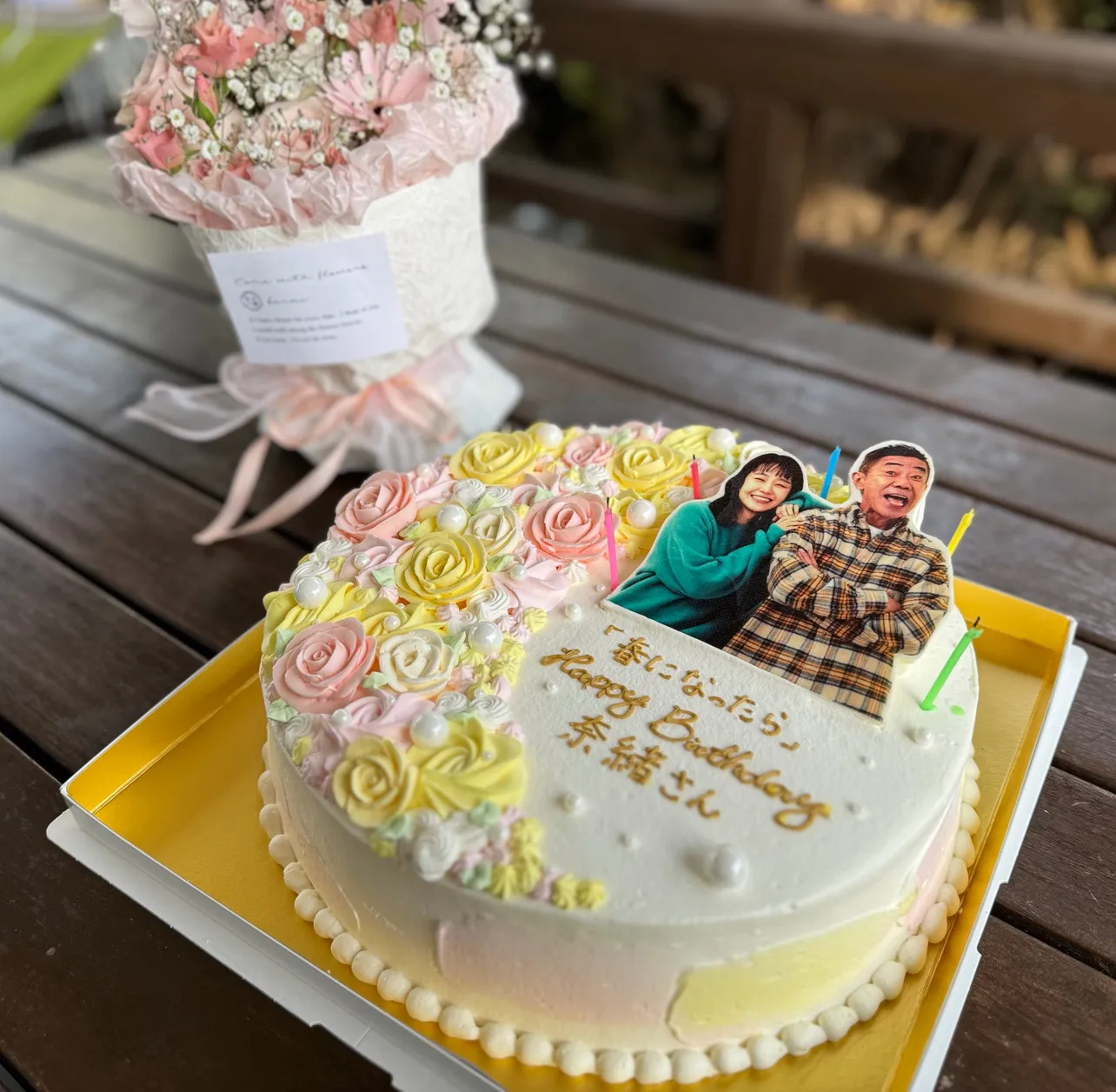 奈緒＆木梨の写真や、花がデコレーションされたケーキ
