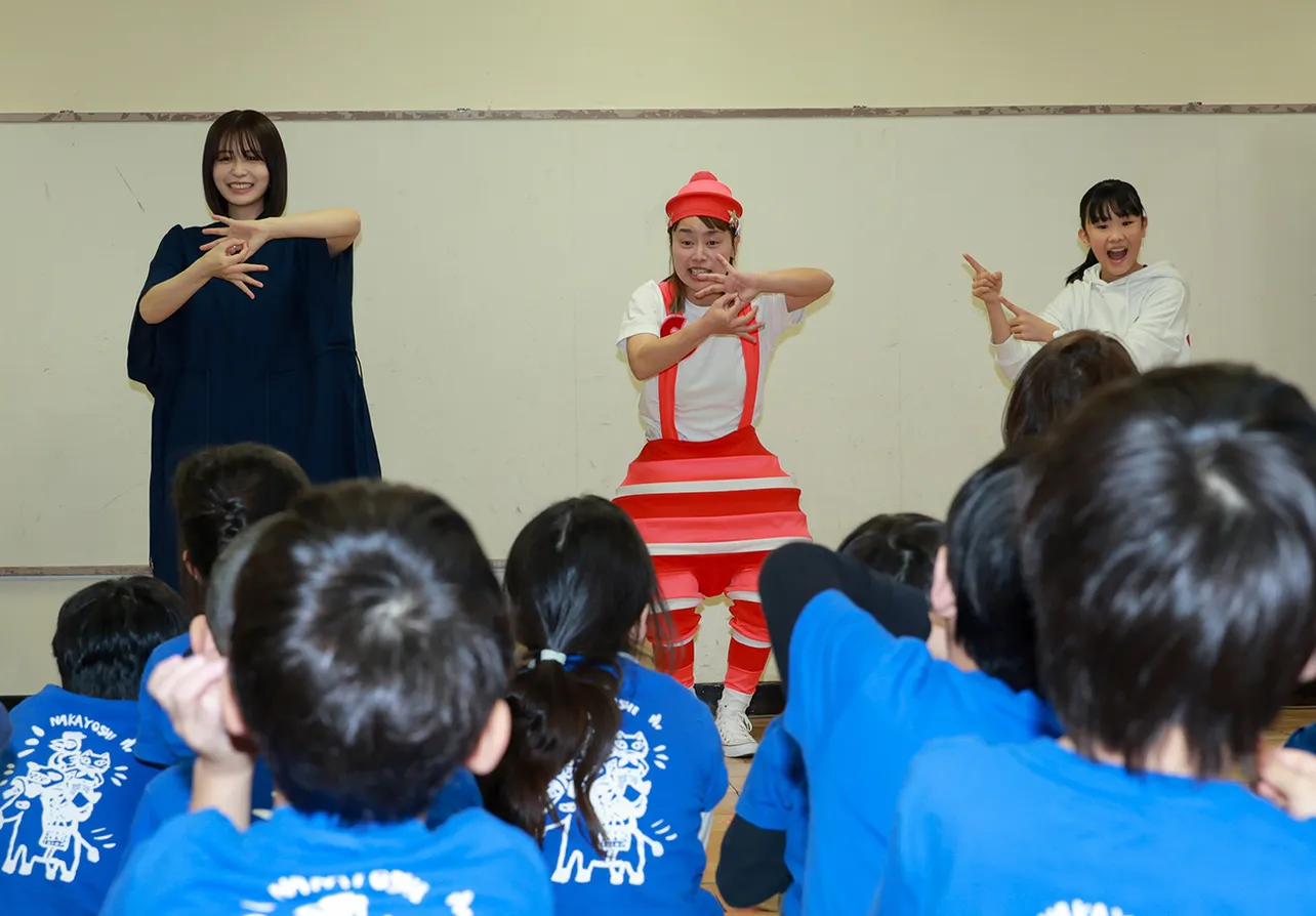 【写真】園児たちの前で手話を交えたダンス「しゅわしゅわ☆デフリンピック！」を披露する長濱ねる