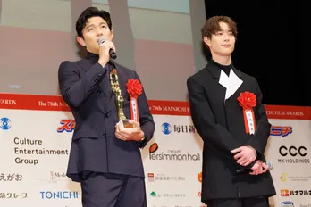 鈴木亮平&宮沢氷魚、『エゴイスト』で主演賞&助演賞「最高です」<第78回毎日映画コンクール>