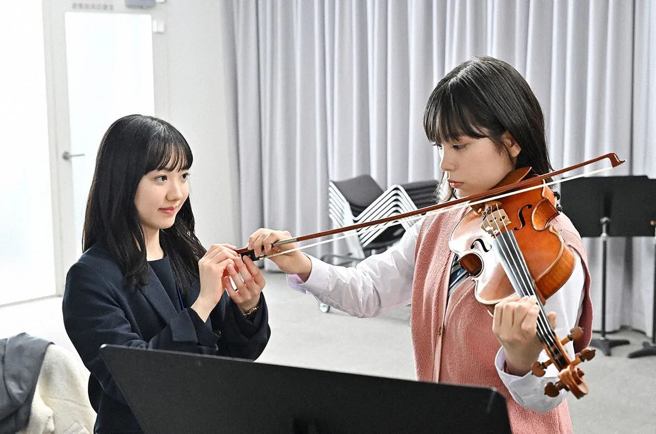 【写真】當真あみ“天音”にバイオリンを教える芦田愛菜“響”