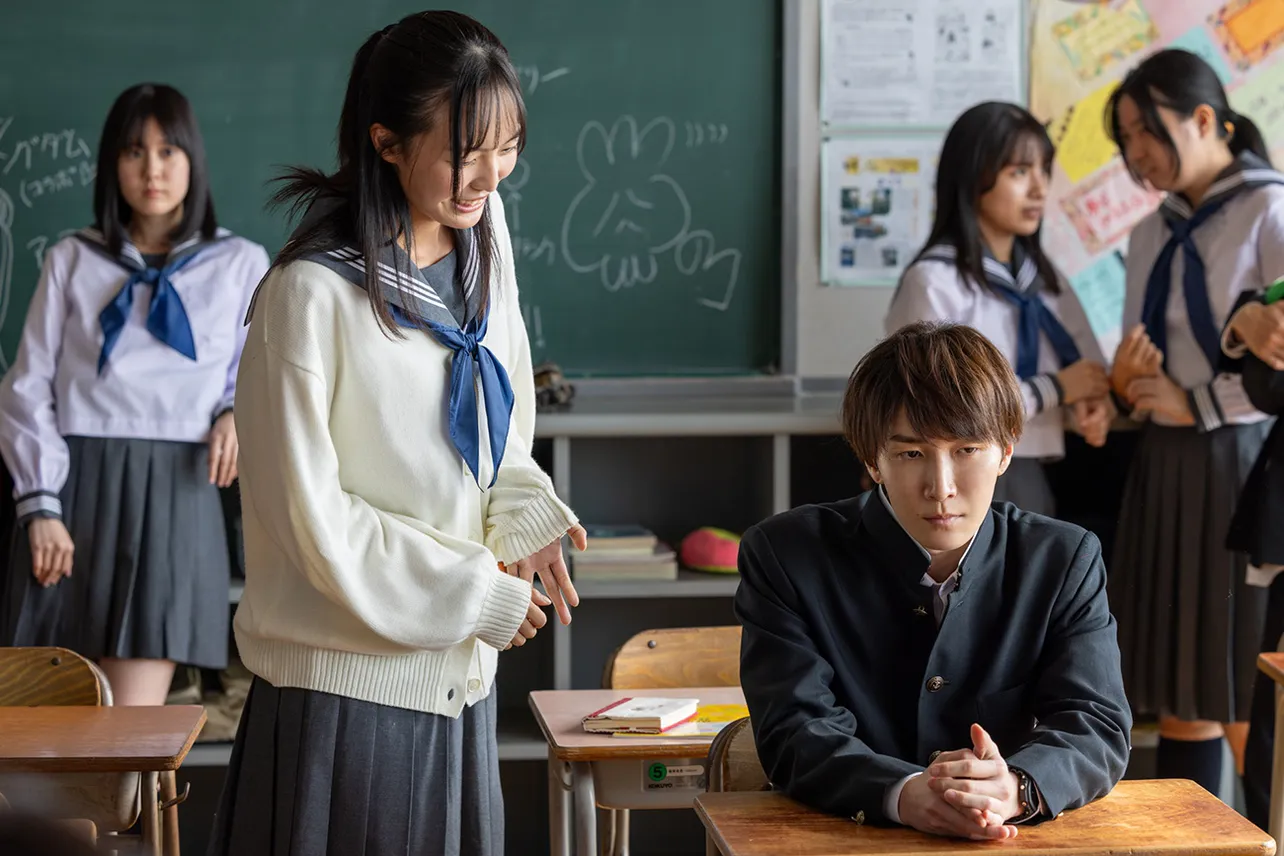 【写真】田邑(渡辺翔太)は先生にキスをしようとしたところを同級生見られてしまう