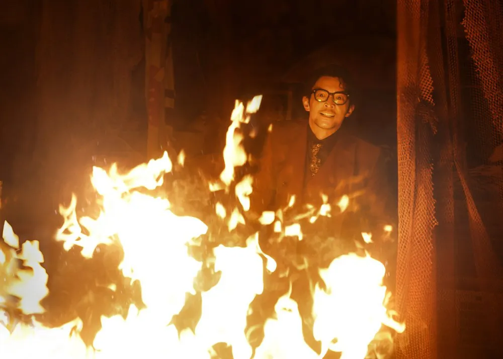 【写真】巻き上がる炎の中狂気の表情を浮かべる津田健次郎
