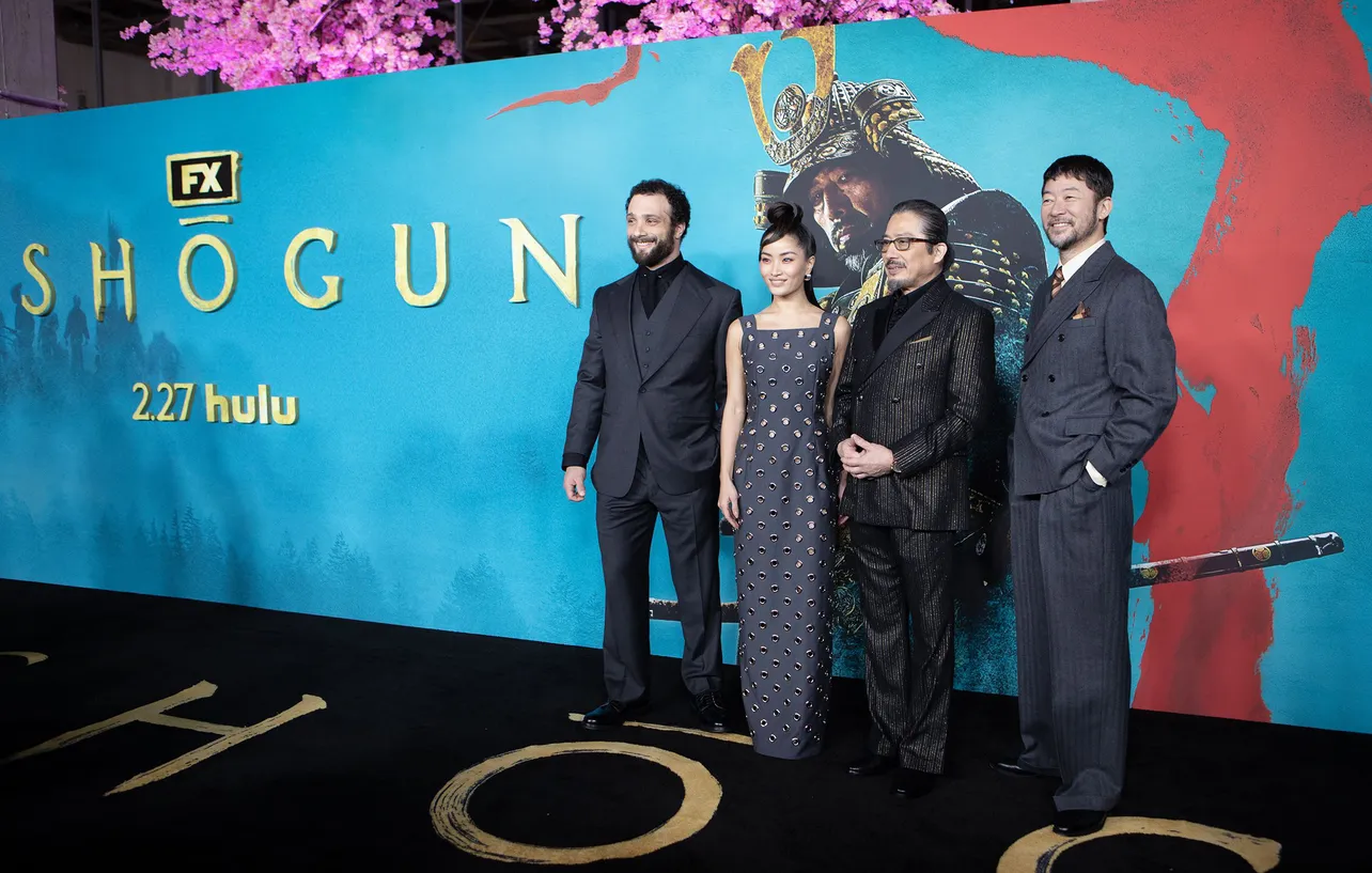 「SHOGUN 将軍」USプレミアより、コズモ・ジャーヴィス、アンナ・サワイ、真田広之、浅野忠信(写真左から)