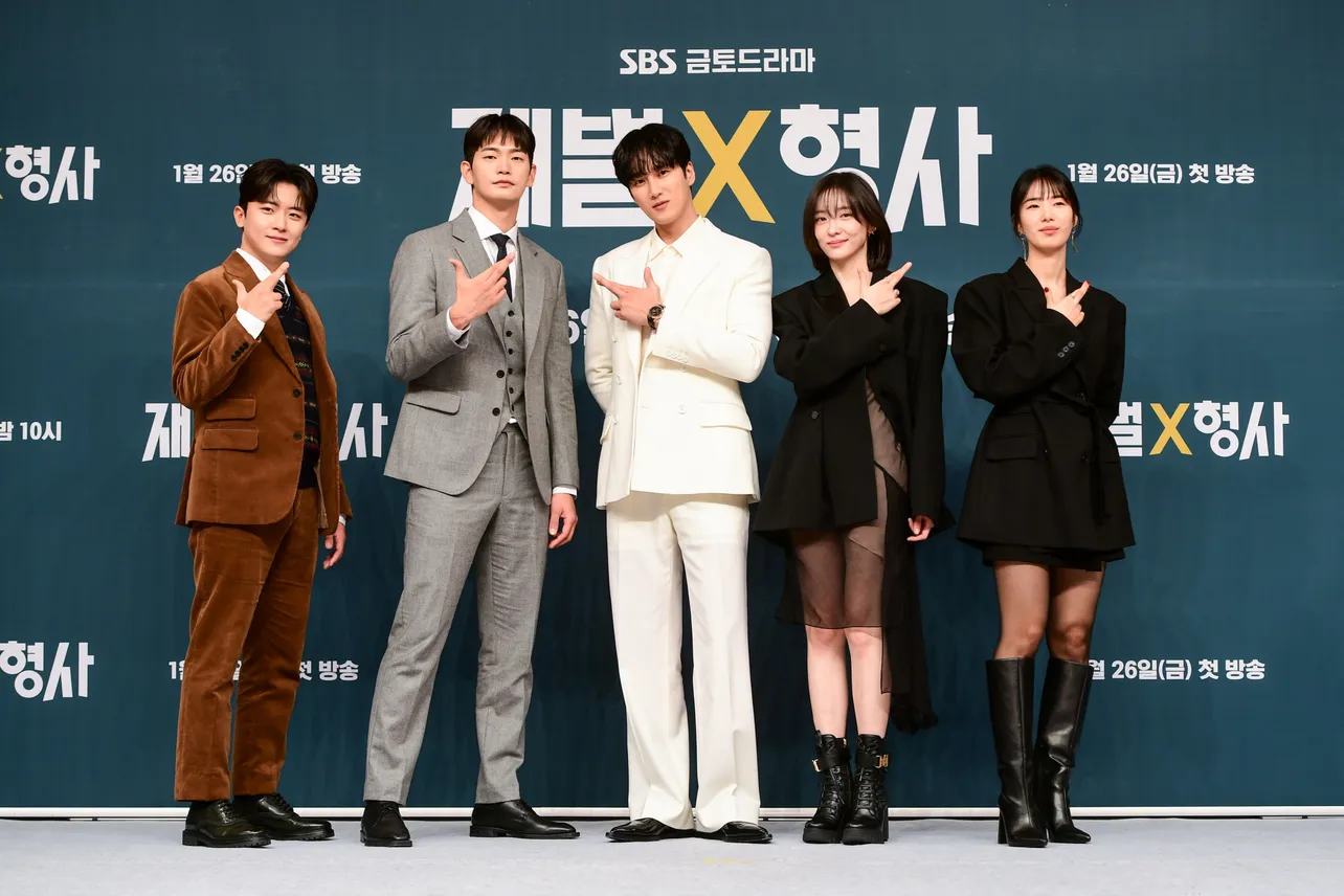 キム・シンビ、カン・サンジュン、アン・ボヒョン、パク・ジヒョン、チョン・ガヒ(写真左から)